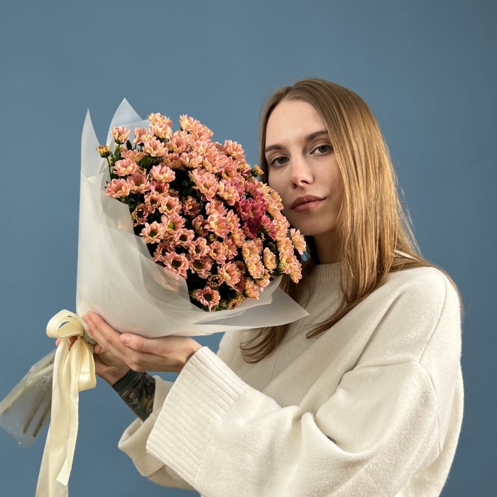 Букет из 11 лососевых хризантем Сантини